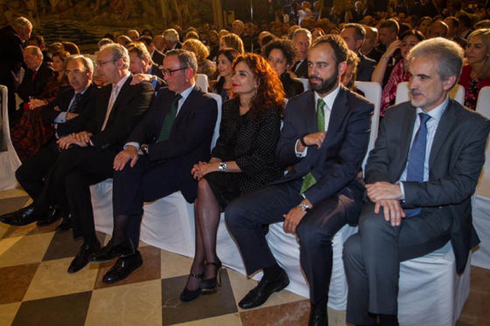 Juan Carlos Fernández, director general del Grupo Joly; Juan Pablo Durán, presidente del Parlamento de Andalucía; Juan Gómez de Salazar, general jefe de la Fuerza Terrestre; María Jesús Montero, consejera de Hacienda; Ignacio Ochoa, director de Administraciones Públicas y Empresas de Telefónica en el Territorio Sur, y Aquilino Alonso, consejero de Salud.  

Foto: Juan Carlos V?uez / Victoria Hidalgo