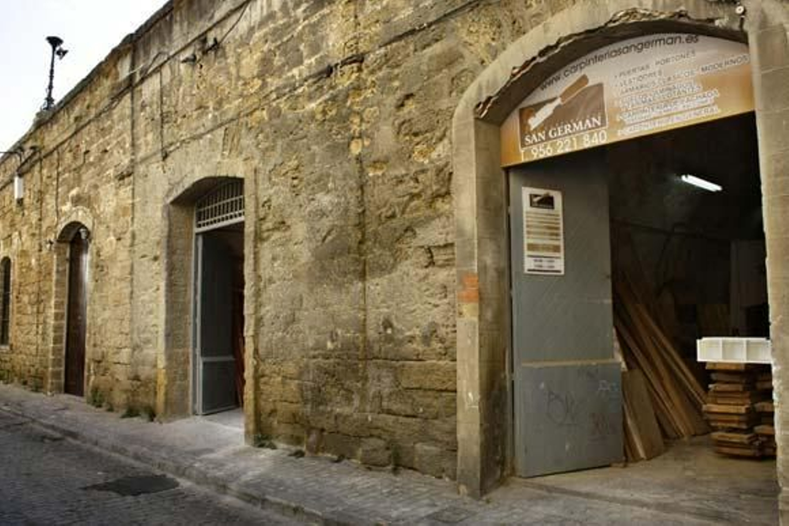 La muralla es un lugar poco conocido y transitado que se convierte en foco de actos vandálicos con pintadas, cristales rotos y orines

Foto: Almudena Torres