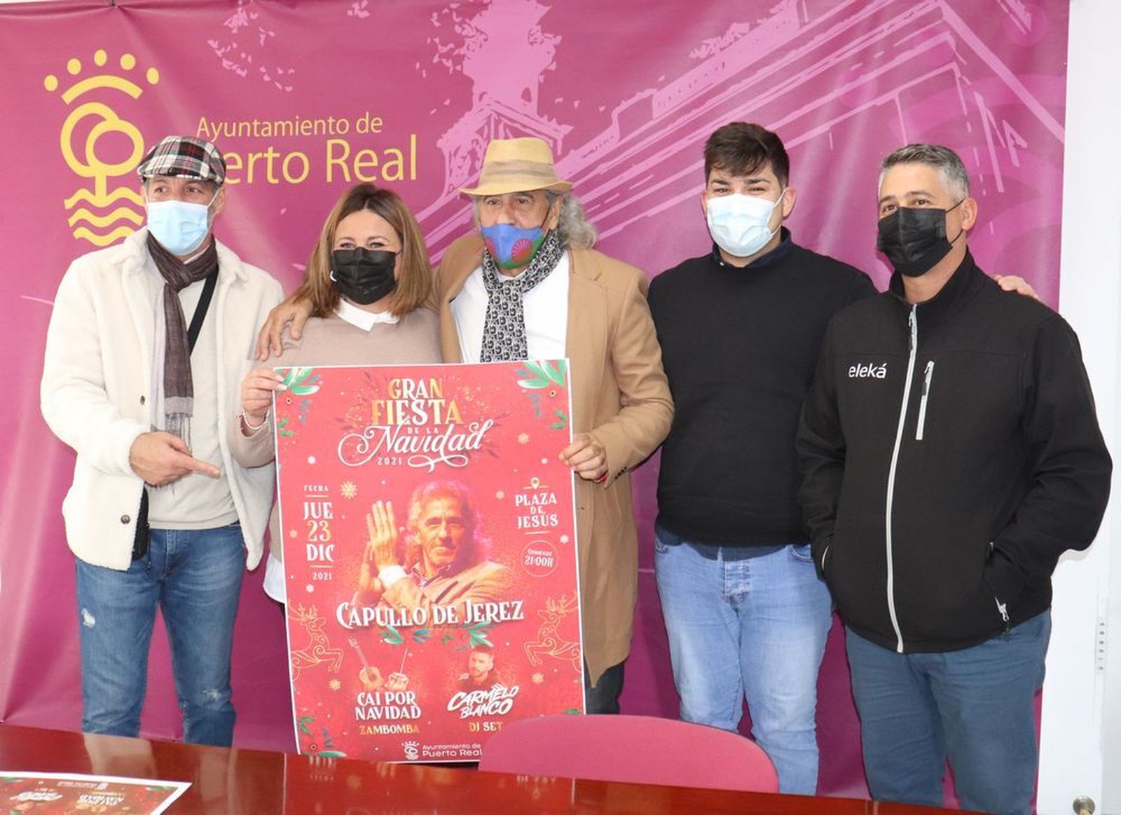 Amaya y 'El Capullo' sostienen el cartel de Gran fiesta de Navidad, en la presentación del evento