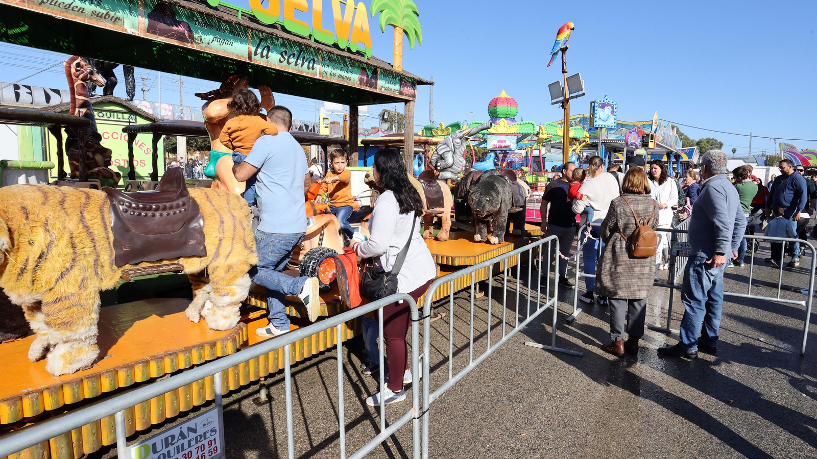 El parque de atracciones de Navidad junto a la Feria volvió a llenarse este sábado El parque de atracciones de Navidad junto a la Feria volvió a llenarse este sábado