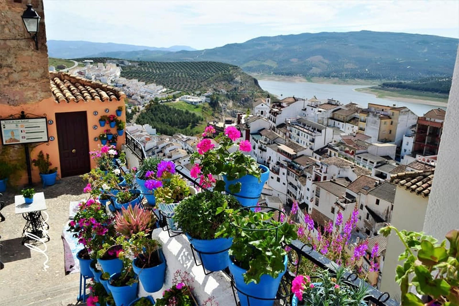Vistas desde un rincón de una calle de Iznájar.