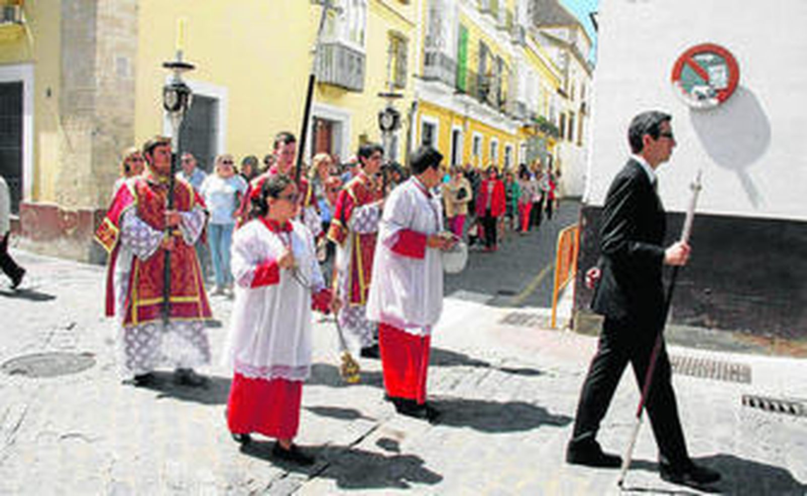Los peregrinos enfilan la calle Santo Domingo desde el convento de las Concepcionistas, camino de la Basílica.