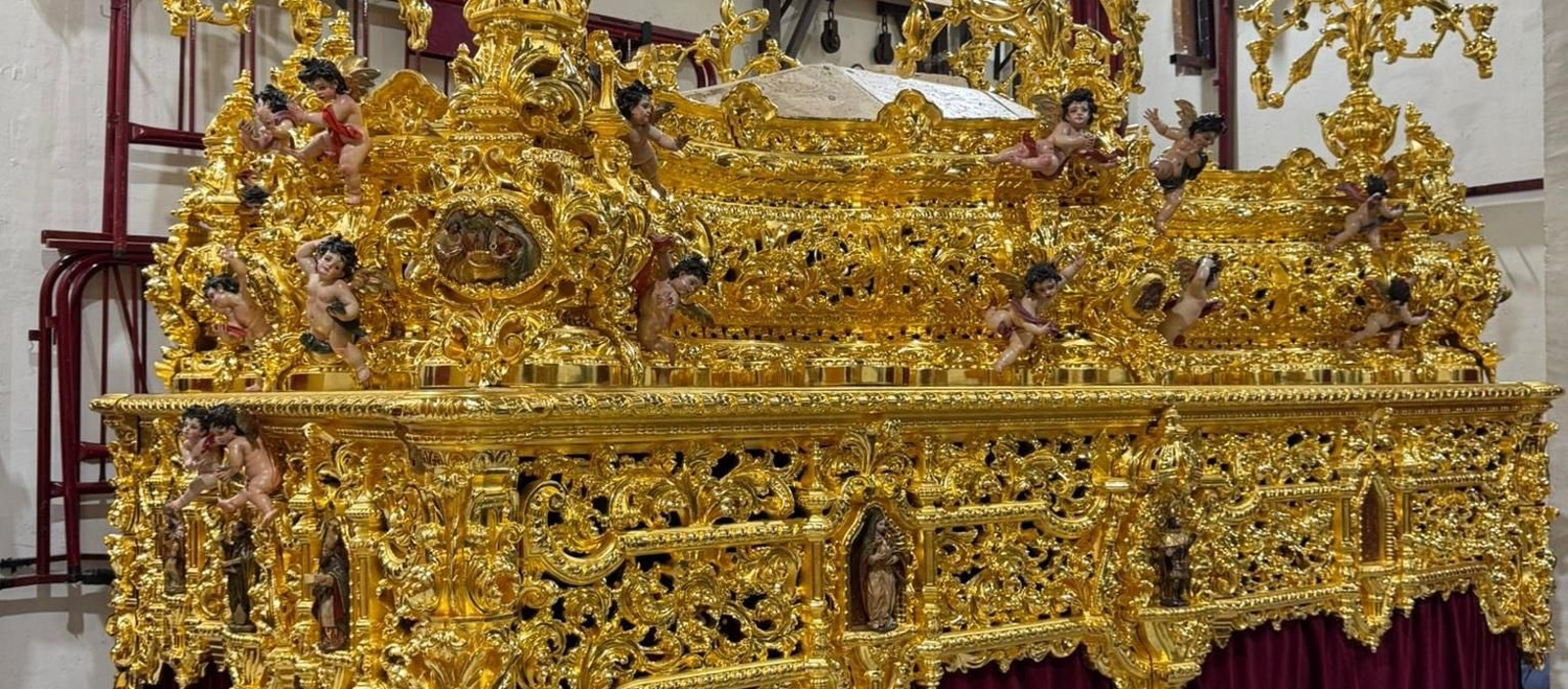 El paso del Cristo de la Sangre, completamente dorado