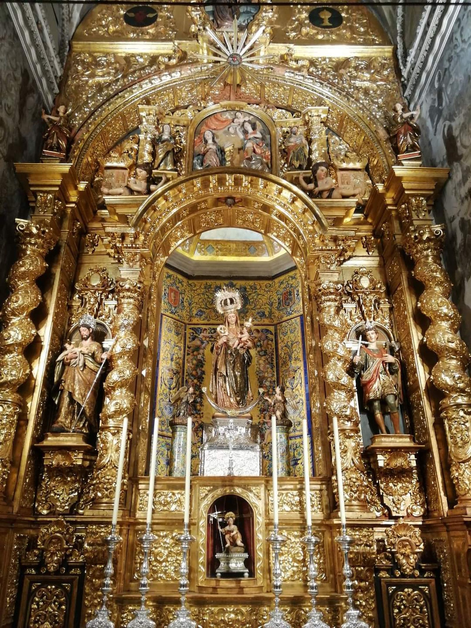 Aspecto que presenta el retablo de la Virgen del Amparo tras ser restaurado.