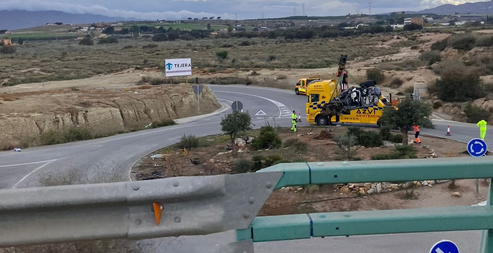 La grúa retira el vehículo siniestrado en el accidente mortal de Vera.