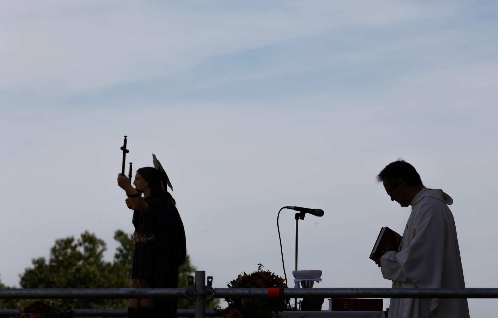 El párroco del Buen Pastor, Silvio Bueno, oficia la misa dedicada a los copatronos de San Fernando en la romería del Cerro