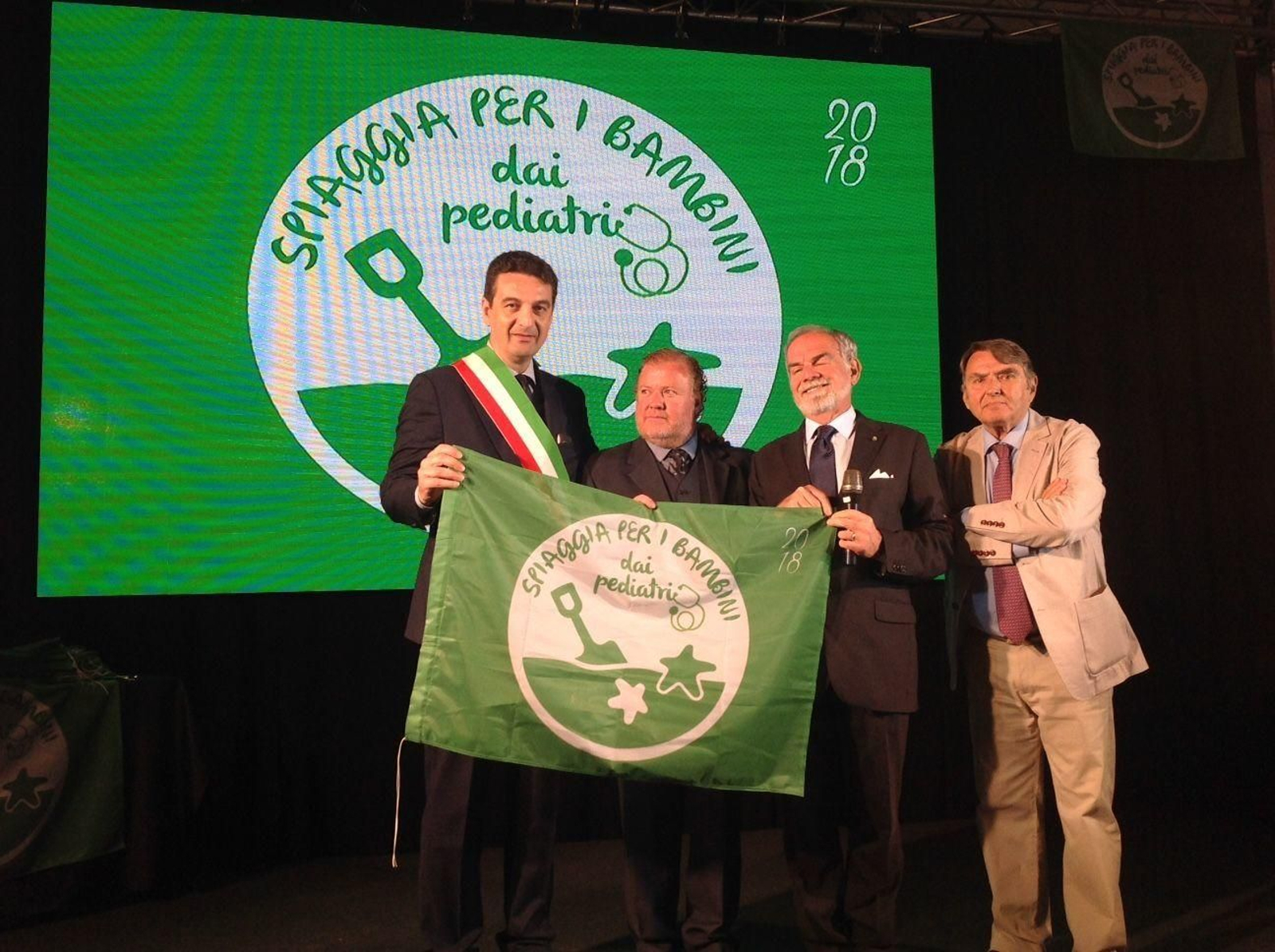 Bandera verde otorgada por pediatras italianos a las playas de Málaga capital.