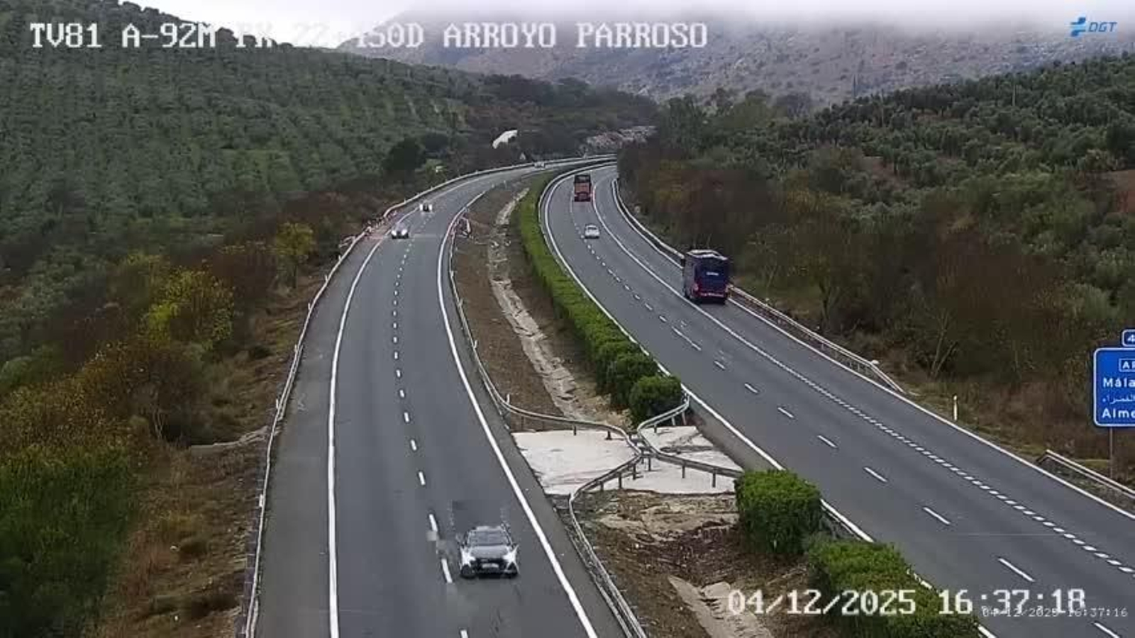La A-92M ya reabierta al tráfico tras la retirada del camión.