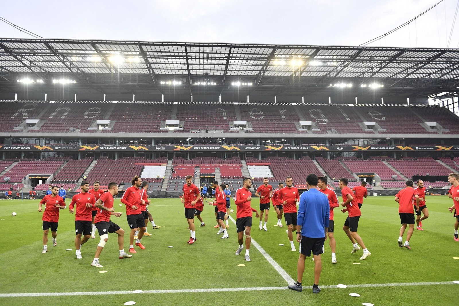 Los jugadores del Sevilla se ejercitan en el estadio del Colonia.