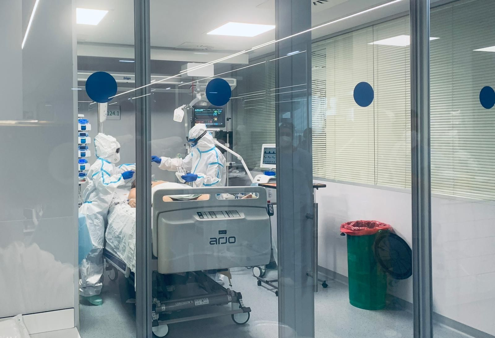 Sanitarios con sus EPI en la UCI del Clínico durante la pandemia.
