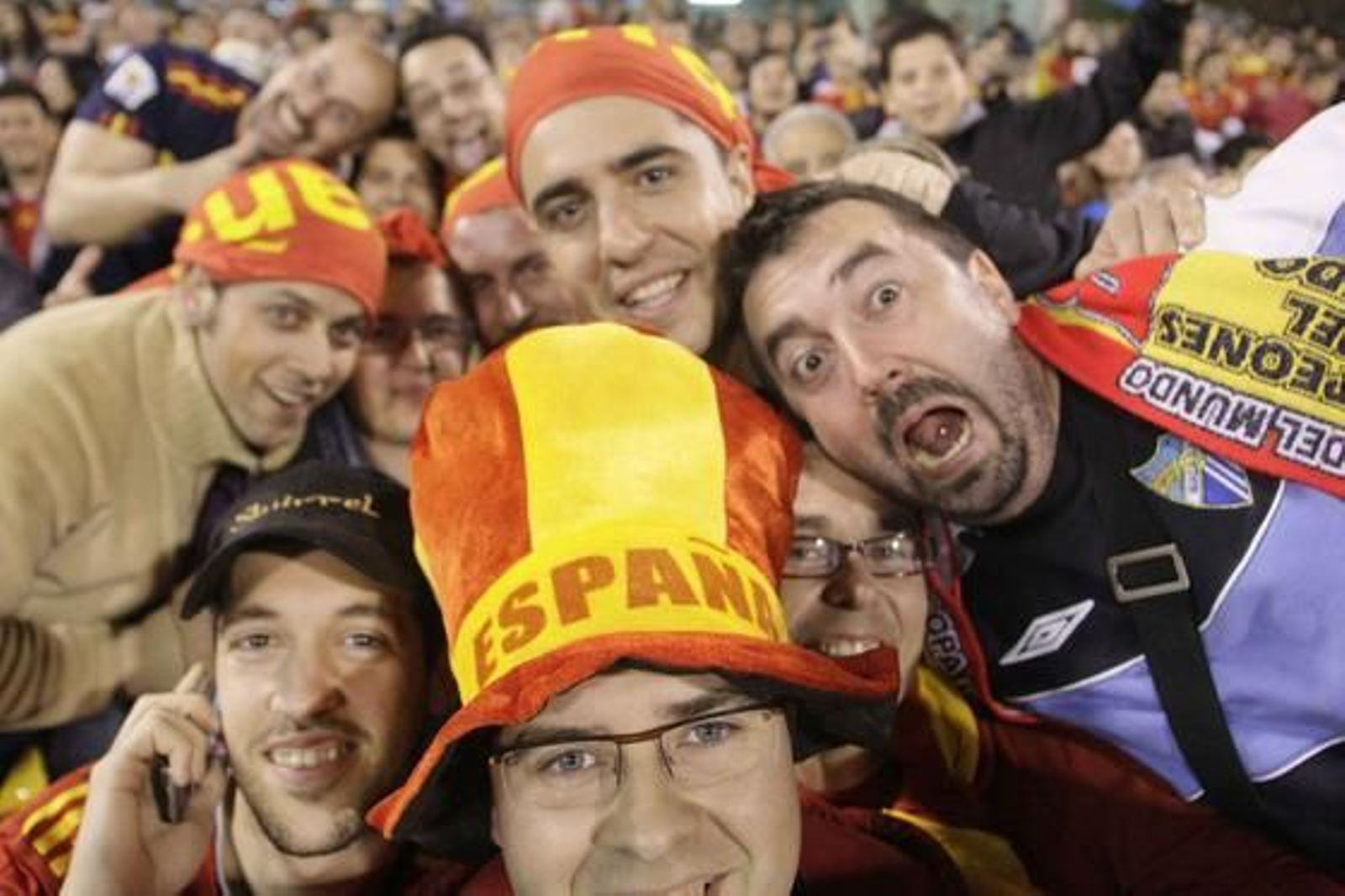 Los aficionados de la selección se volcaron con los jugadores en Granada.

Foto: Maria de la Cruz / Lucia Rivas