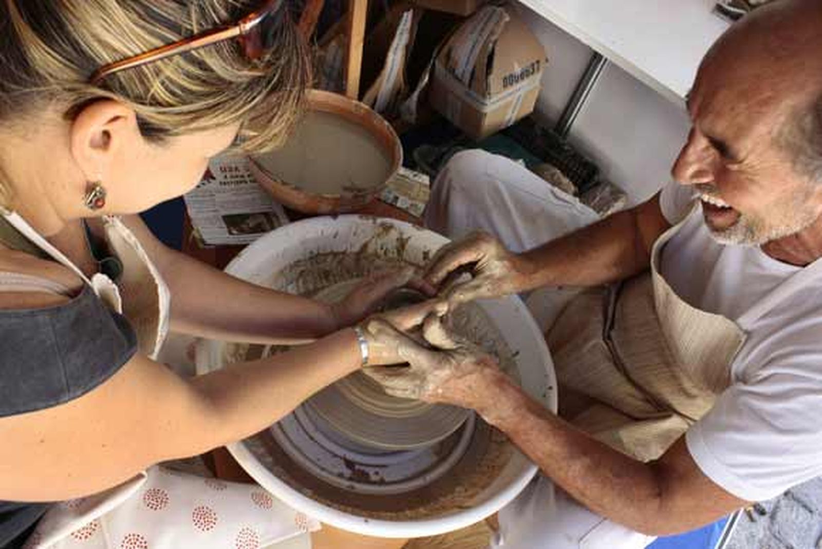 La Catedral despierta rodeada de ánforas, vasijas, botijos, útiles de cocina y macetas de barro

Foto: Almudena Torres