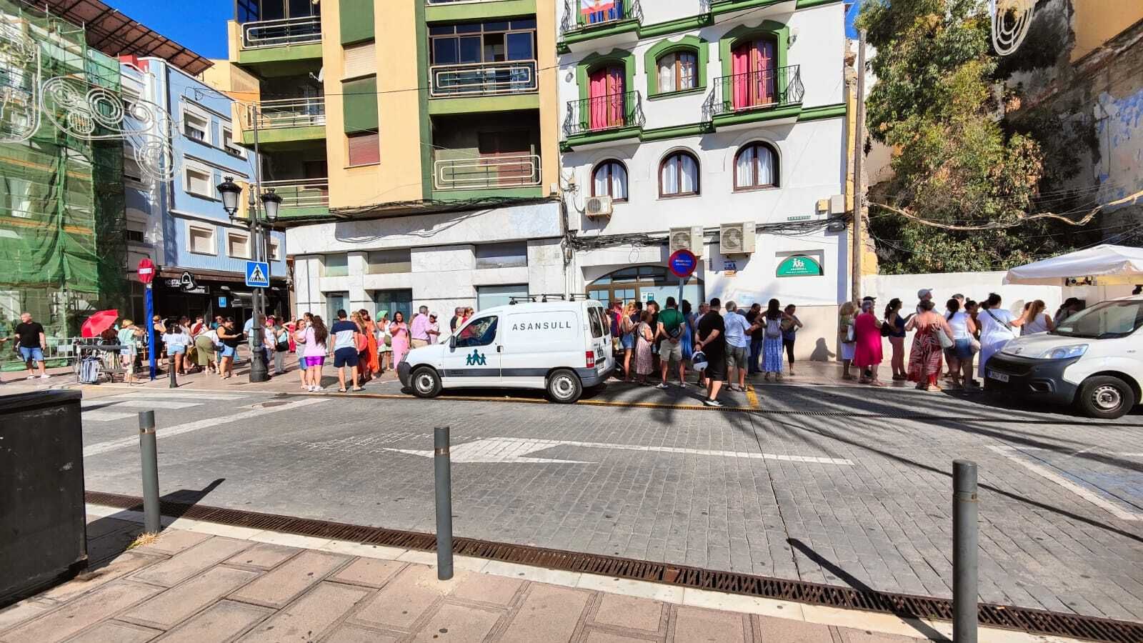 Las colas para adquirir sillas para la cabalgata.