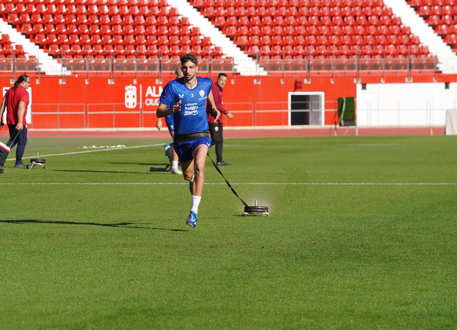 Édgar realiza un ejercicio tirando de un lastre