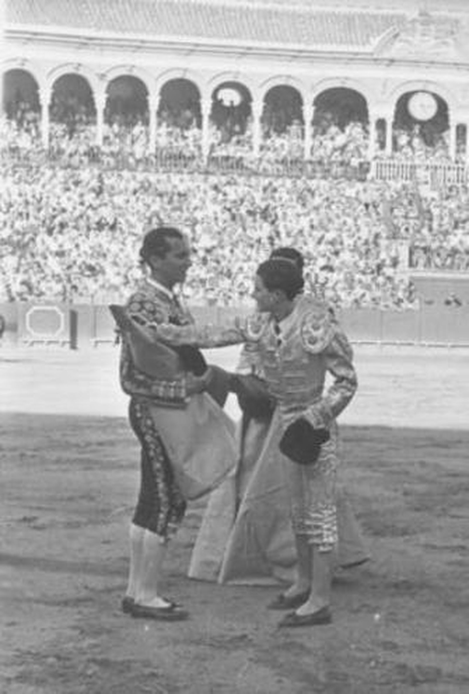 Luis Miguel le cede a Diego Puerta los trastos para lidiar a 'Zambombero' en presencia de Gregorio Sánchez.