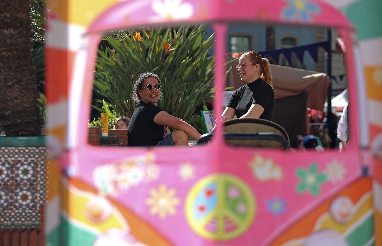 El mercadillo hippie de la Fiesta de la Primavera de La Línea, en imágenes