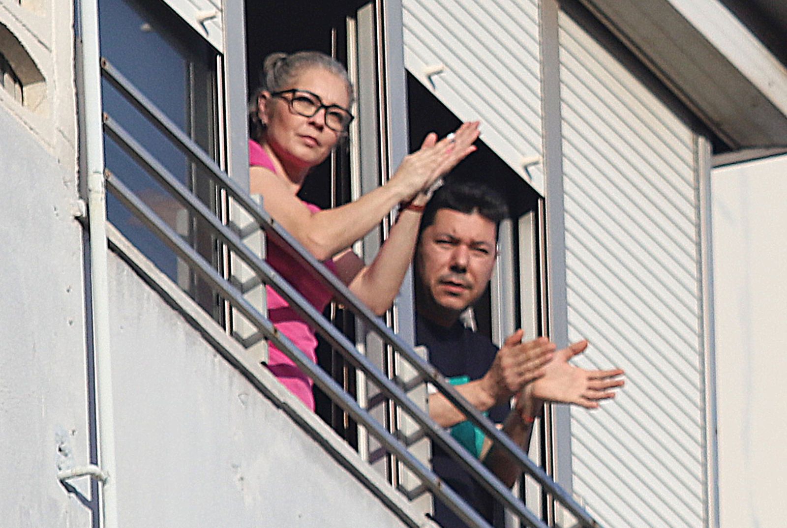 Imágenes del homenaje a los sanitarios de los vecinos de los Rosales