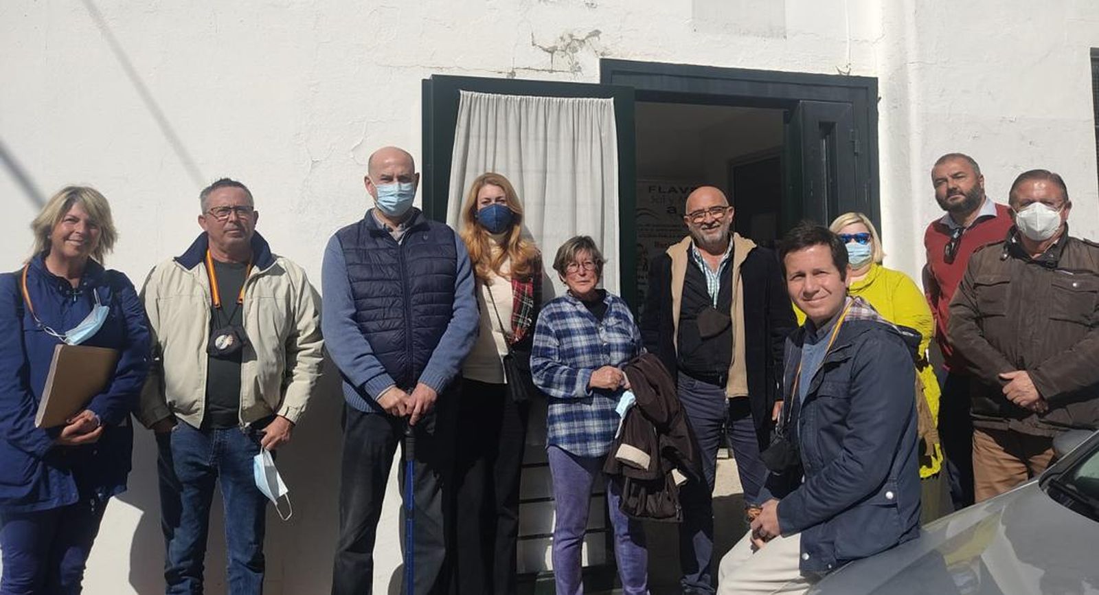 Miembros de Vox y de la Flave, a las puertas de la sede de la entidad vecinal.