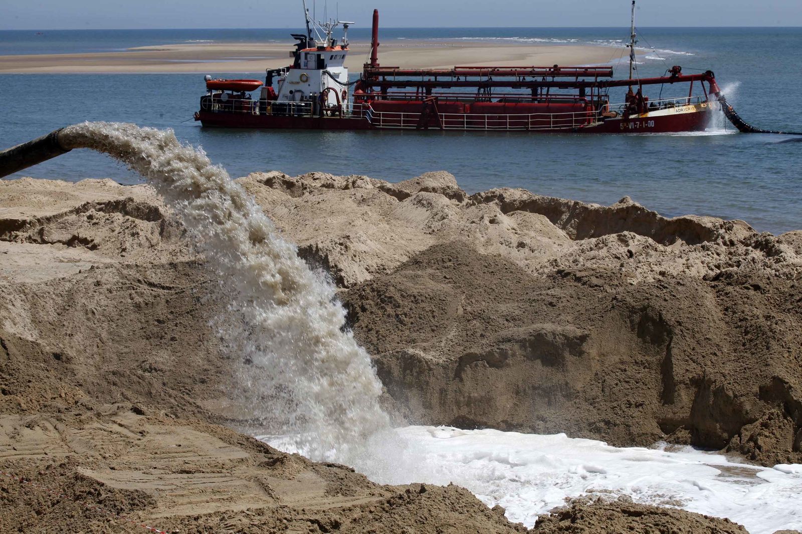 El inicio de los trabajos de regeneración de la arena en la playa de El Portil