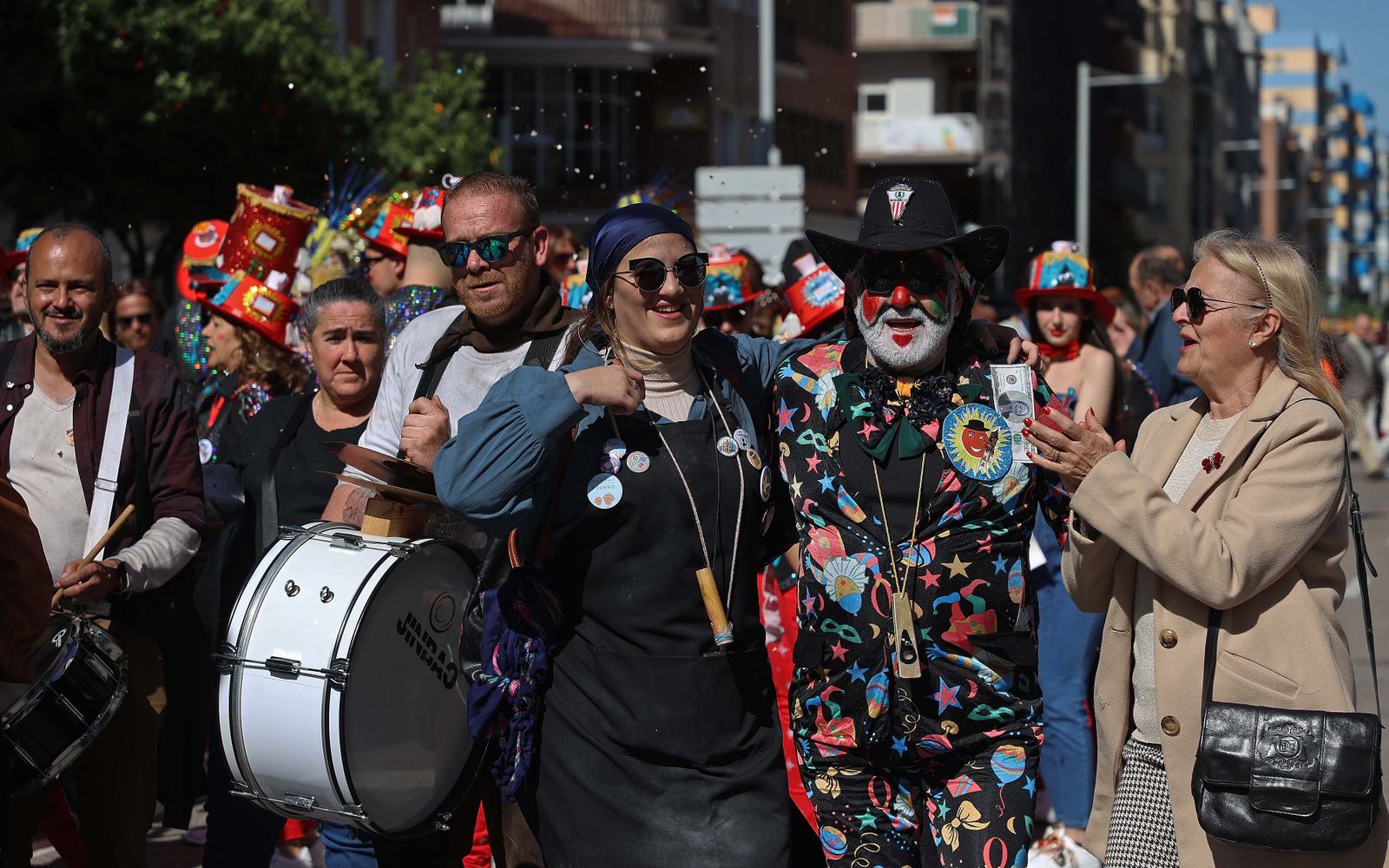 La cabalgata de agrupaciones del Carnaval de Algeciras, en imágenes
