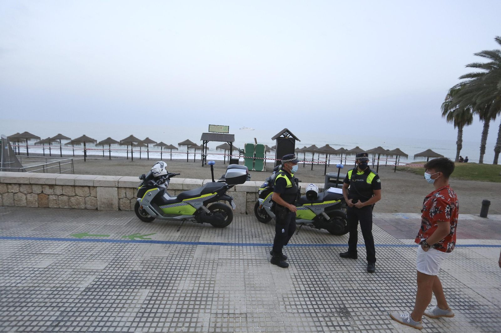 Solitaria noche de San Juan en las playas de Málaga, en fotos
