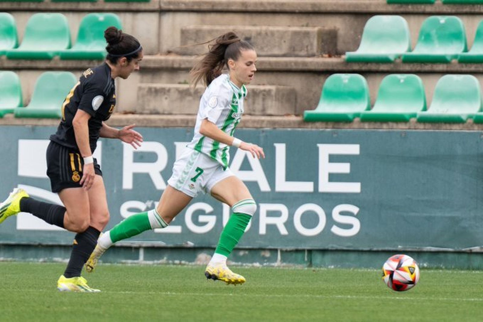 Imagen del partido entre Betis Féminas y Real Madrid Femenino en la Copa de la Reina.