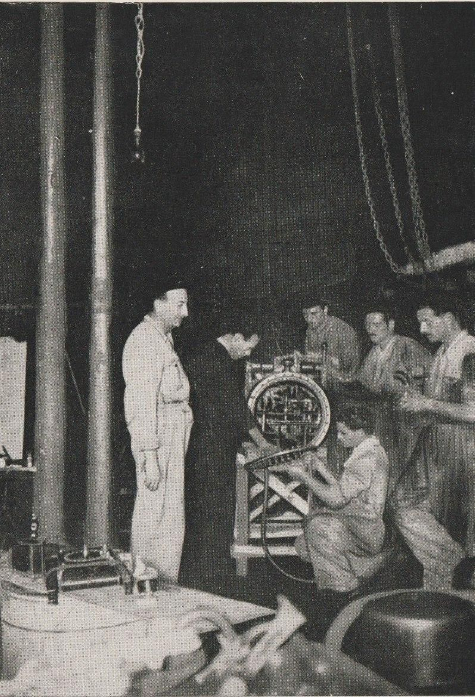 Imagen del taller de torpedos del Olterra en pleno trabajo. Se identifican, de izquierda a derecha, a Rossi, Tomellini, Biradelli, Barbetti, Bonano y De Vincenzi.