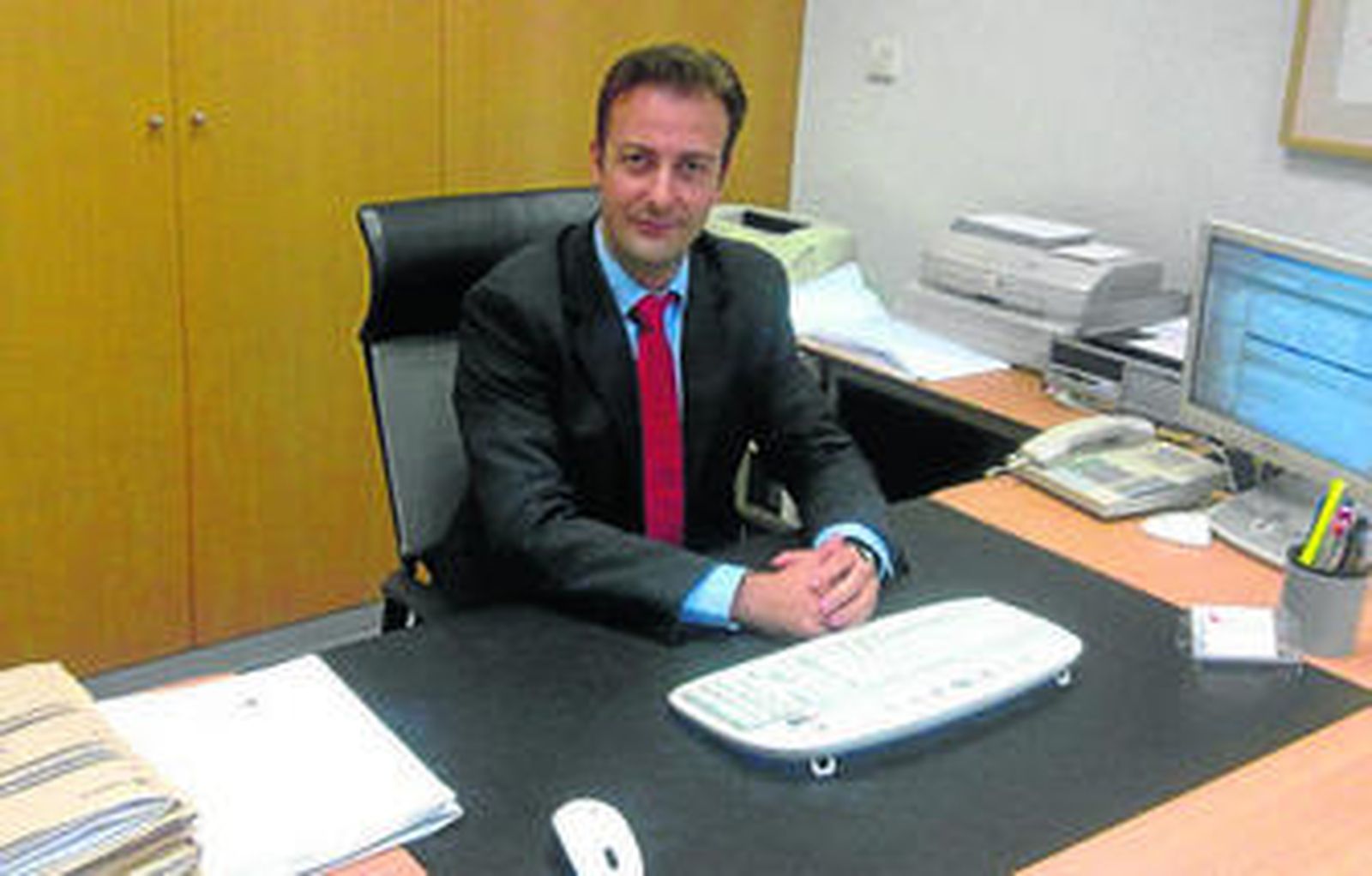 Esteban Villegas Maldonado en su oficina de Caja Murcia en Almería.