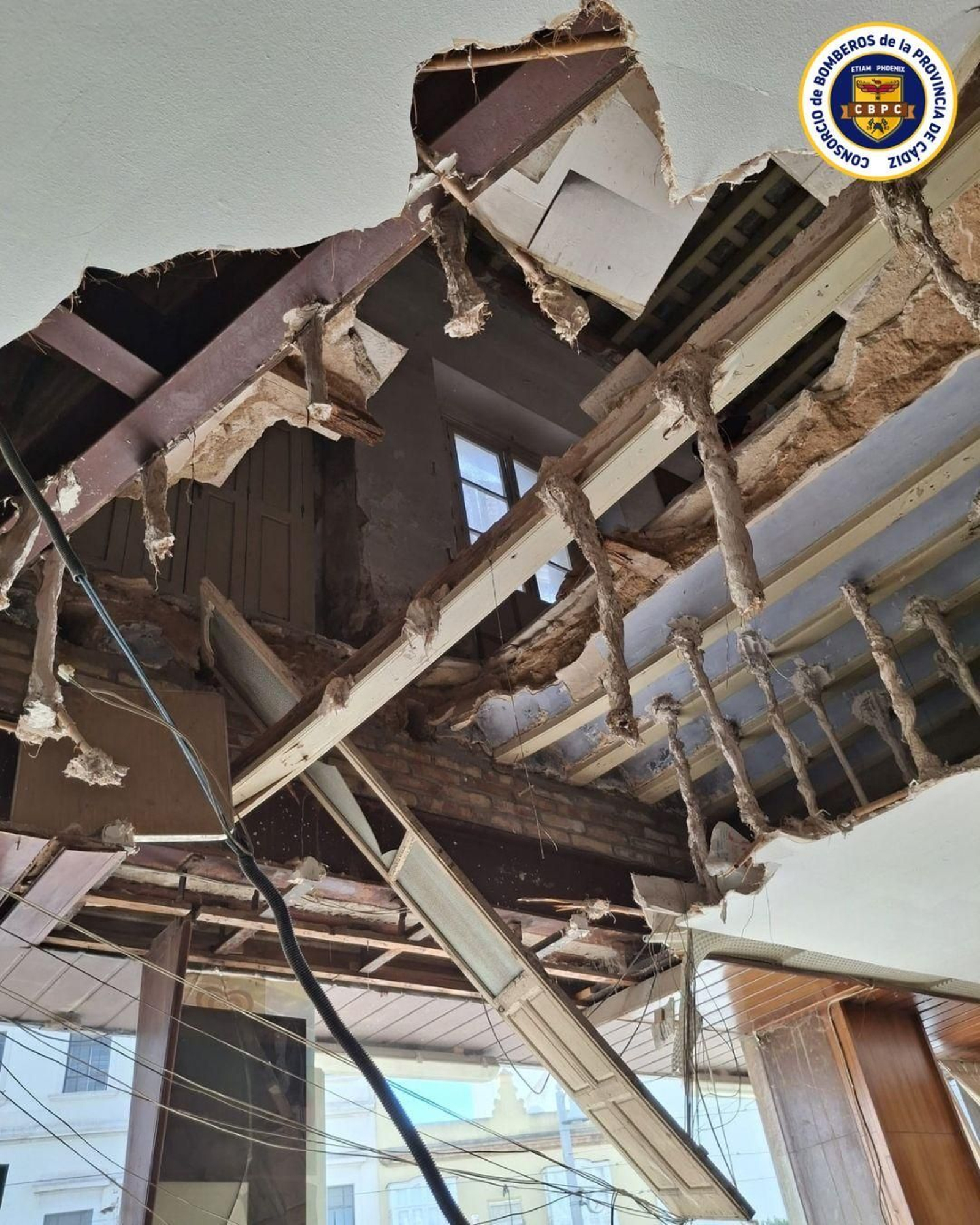 Detalle de como ha quedado la parte del techo desprendida.