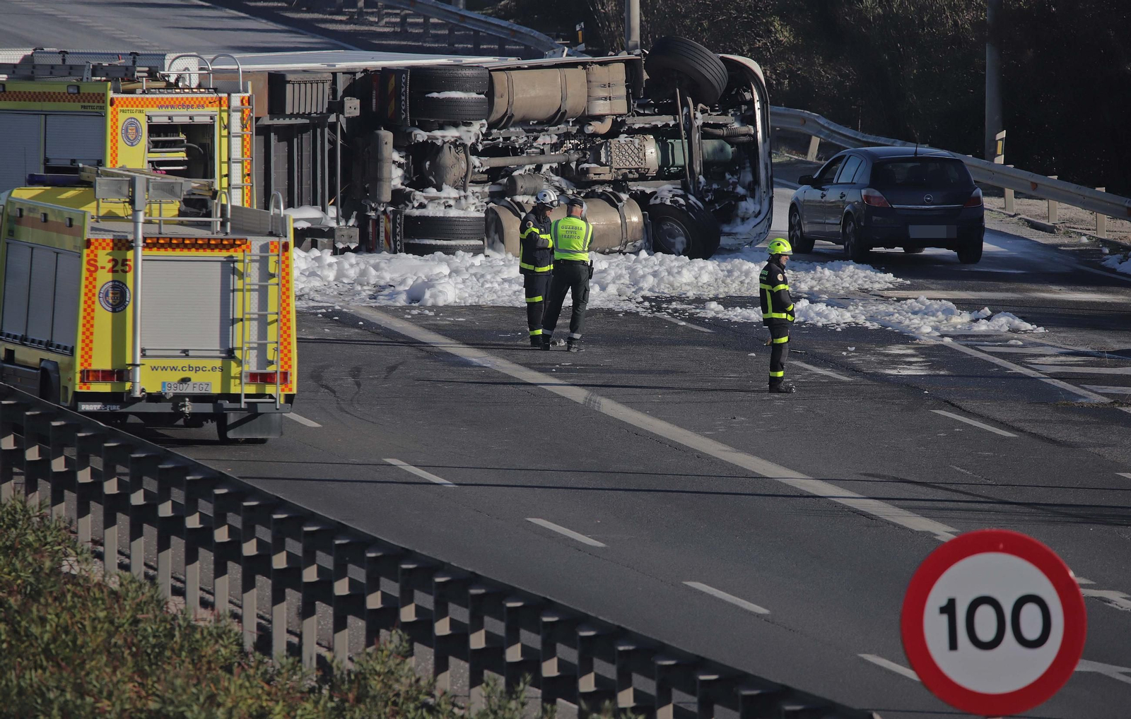 Fotos del camión volcado en la A7 en Los Barrios
