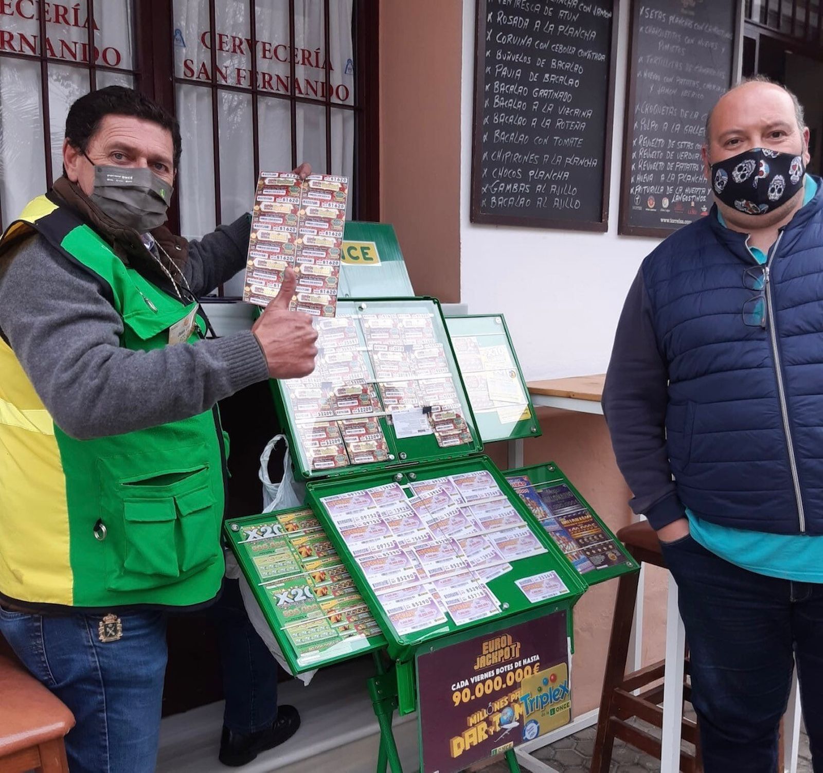 El vendedor Juan Luis Herrera que ha repartido 350.000 euros con el sorteo de la ONCE en Carmona.