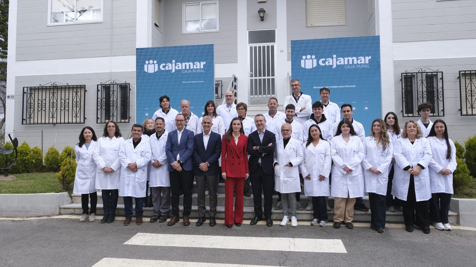 La reina Letizia junto al equipo de la Estación Experimental de Las Palmerillas.