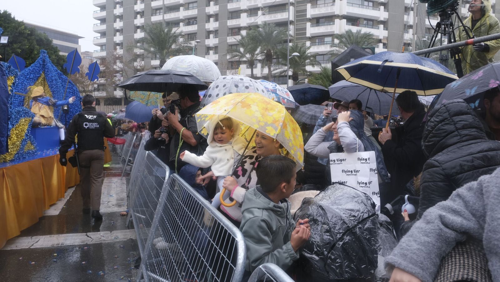 Fotografías de la cabalgata de los Reyes Magos pasada por agua en Almería