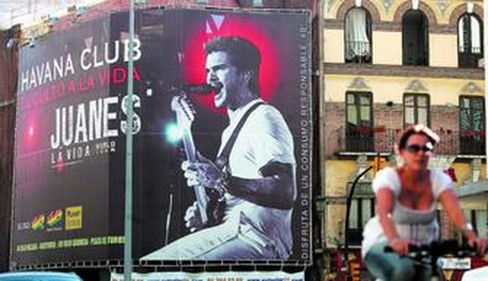 Un inmenso cartel anunciando el concierto de Juanes de esta noche en Málaga adorna la Plaza de la Merced.