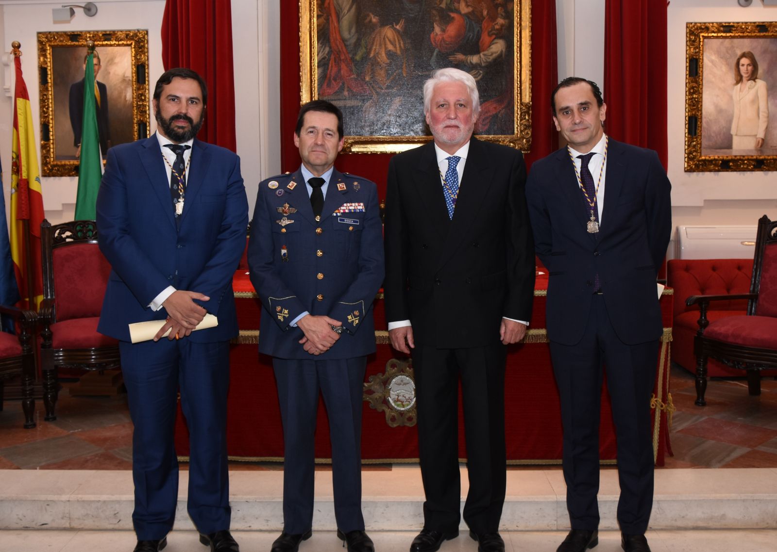 El doctor Alberto García-Perla, el General Enrique Biosca Vázquez, el doctor Jesús Castiñeiras, y el doctor Salvador Morales Conde, en la Academia.