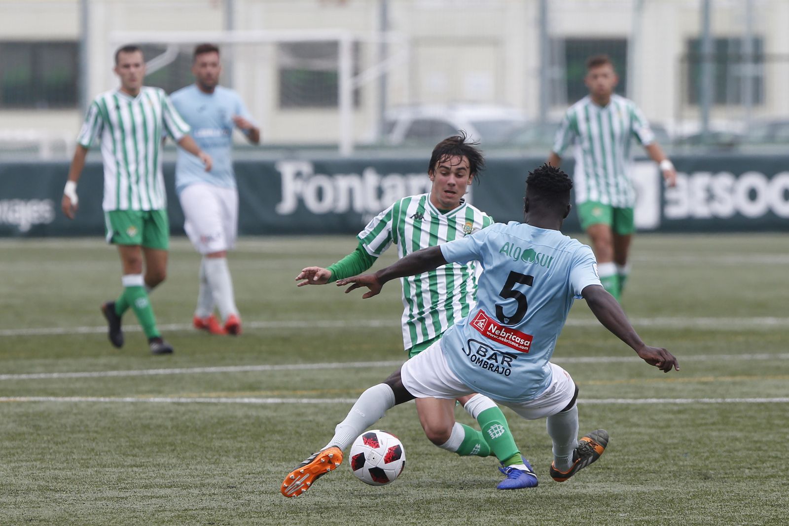 El bético Rodri intenta zafarse de un rival.