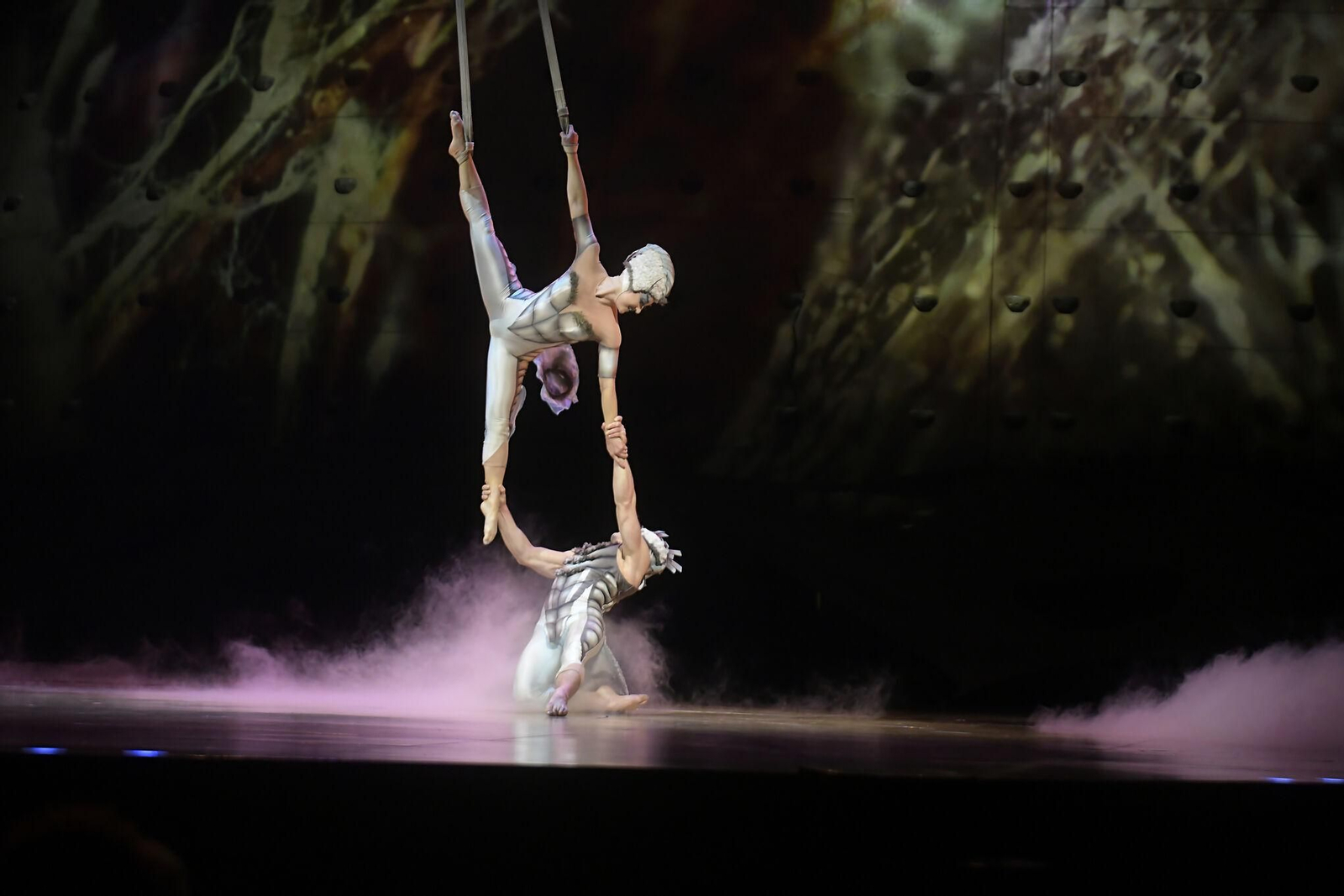 El Circo del Sol brilla en el Palacio de Deportes de Granada