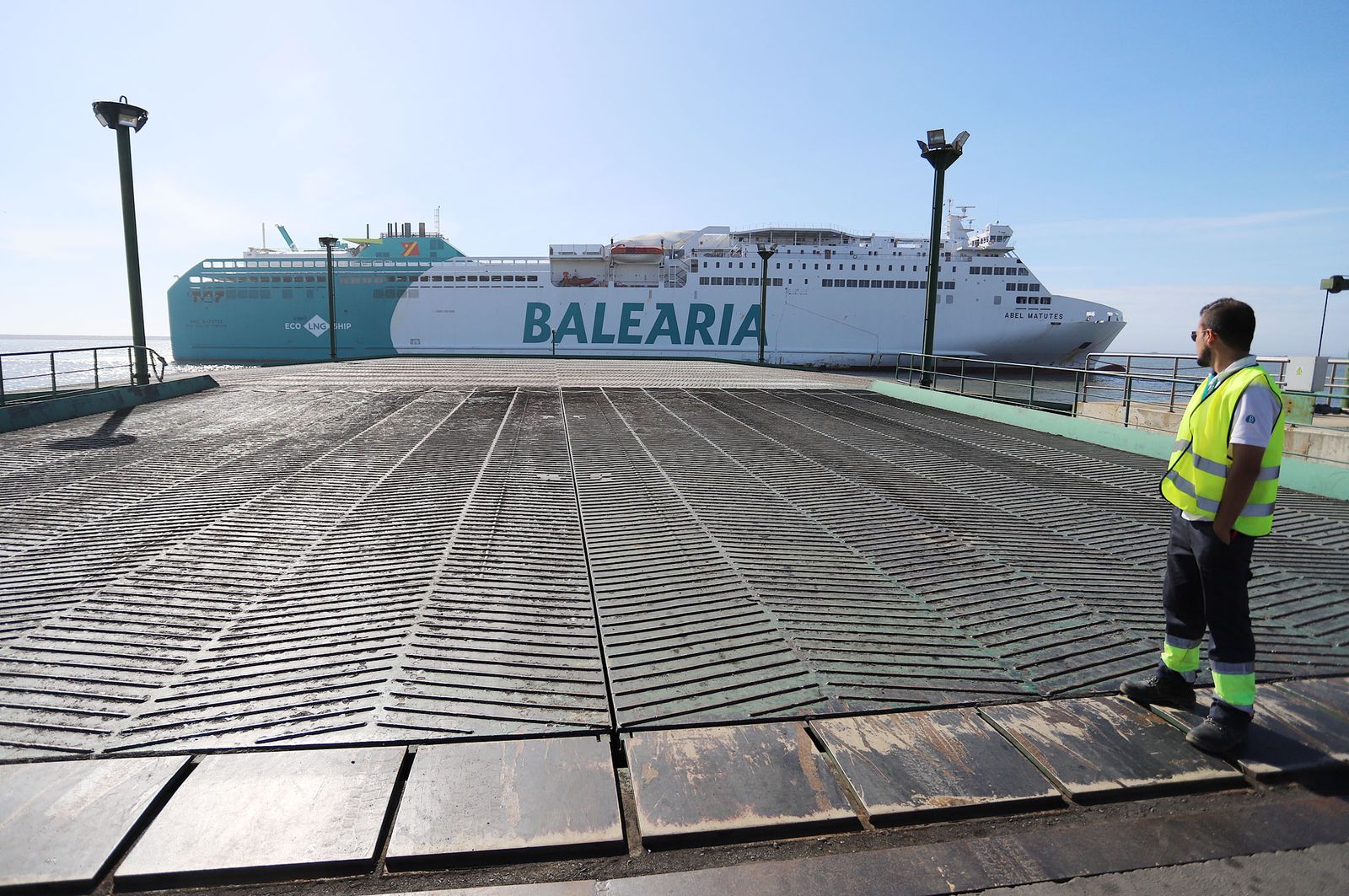 Uno de los ferris de Balearia, atracado en el puerto de Huelva