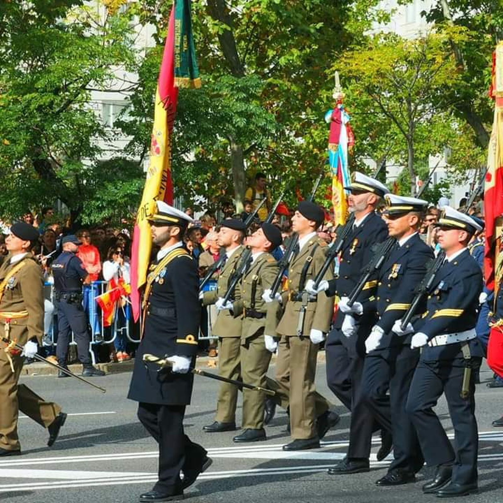 La bandera de Elcano en el desfile del 12 de octubre