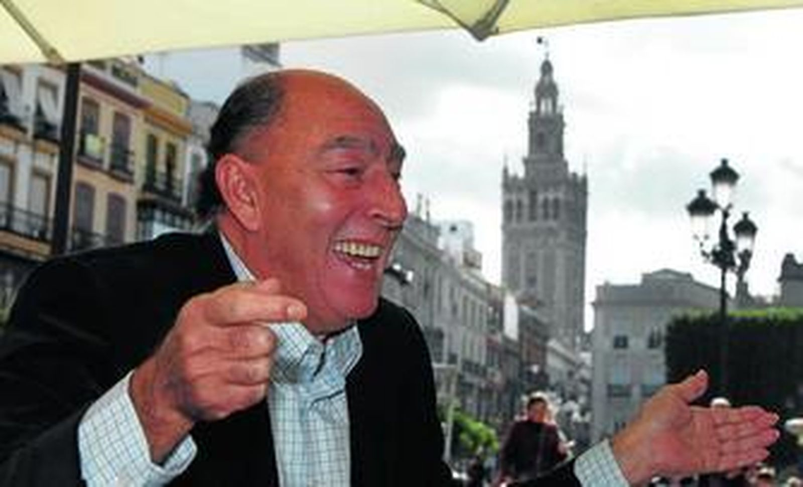 Zacarías Cotán, en la terraza de Robles Laredo de la Plaza de San Francisco.