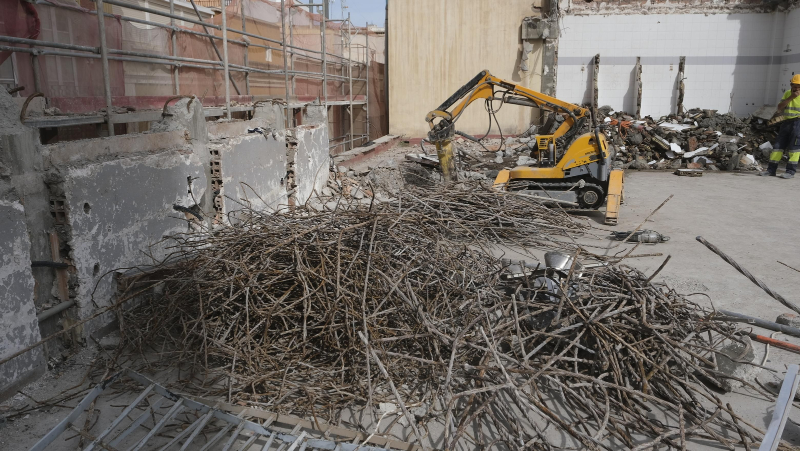 Las mejores imágenes del derribo de la oficina central de Correos en Almería