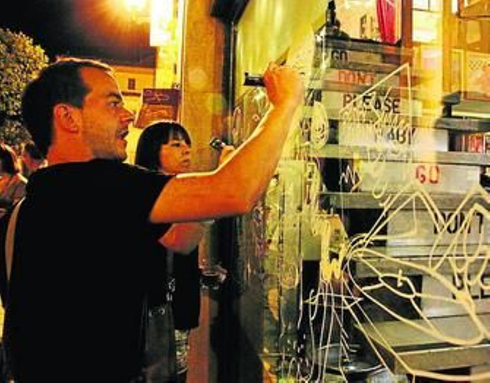 1. Una de las actividades callejeras de la pasada edición del Garabato Fest. 2 y 4. Las exposiciones del año pasado tuvieron como sede el ICAS. 3. Las charlas también fueron parte importante de la programación, como en esta edición.