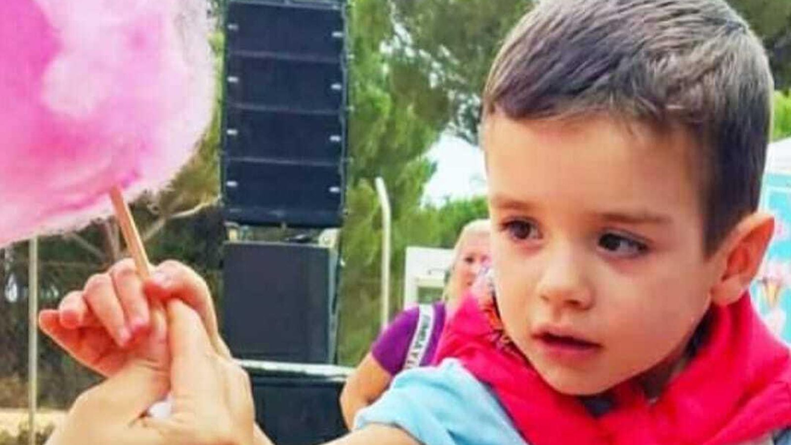 Alejandro con un algodón de azúcar.