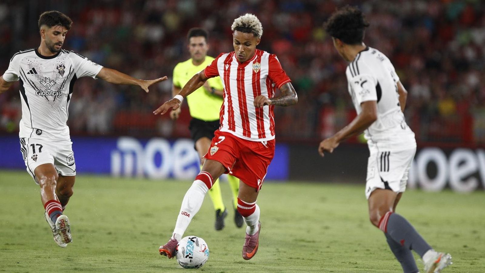 El brasileño busca el disparo rodadeado de dos contrarios.