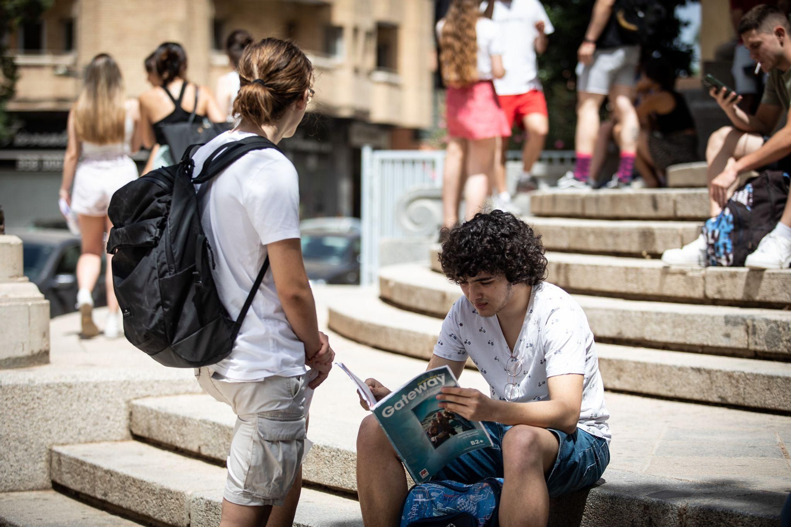 Alumnos repasan en la escalinata del V Centenario.