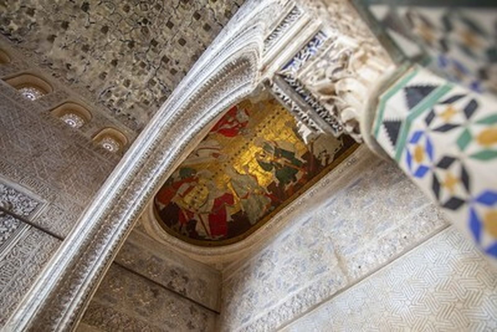 La Alhambra saca a licitación la restauración de yeserías interiores de la Sala de los Reyes