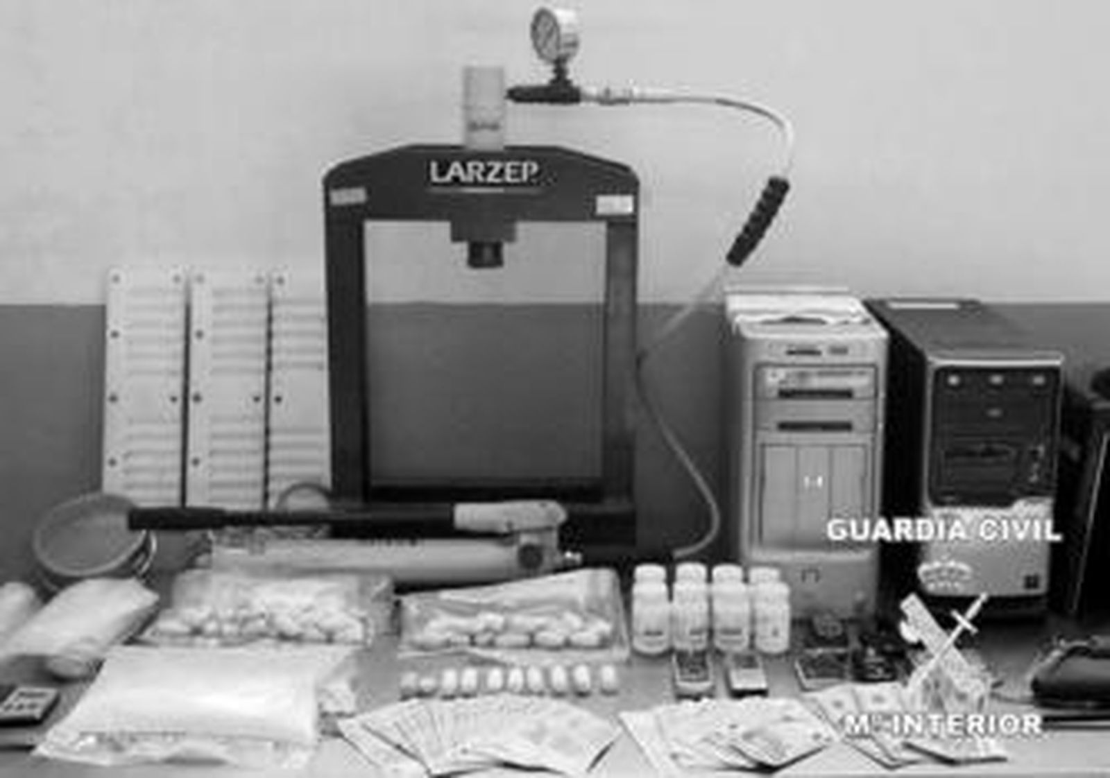 1. lmagen de la droga, dinero y objetos de laboratorio decomisados por la Guardia Civil. 2. El primer alijo de cocaína se descubrió en un coche en La Herradura. 3. La droga llegaba a España en bellotas por correos humanos.