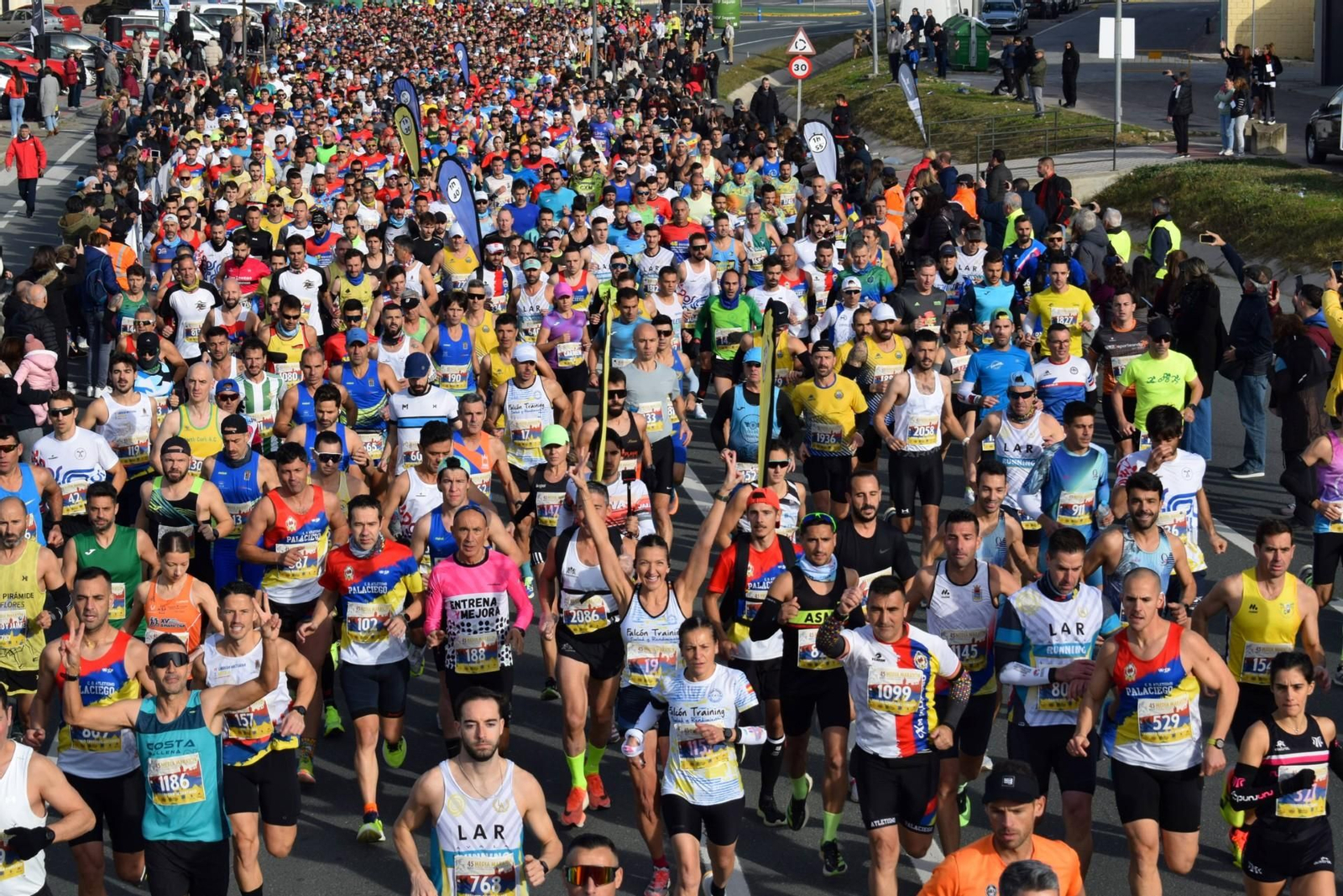 Una imagen de la salida de la pasada edición con más de 2.000 atletas.