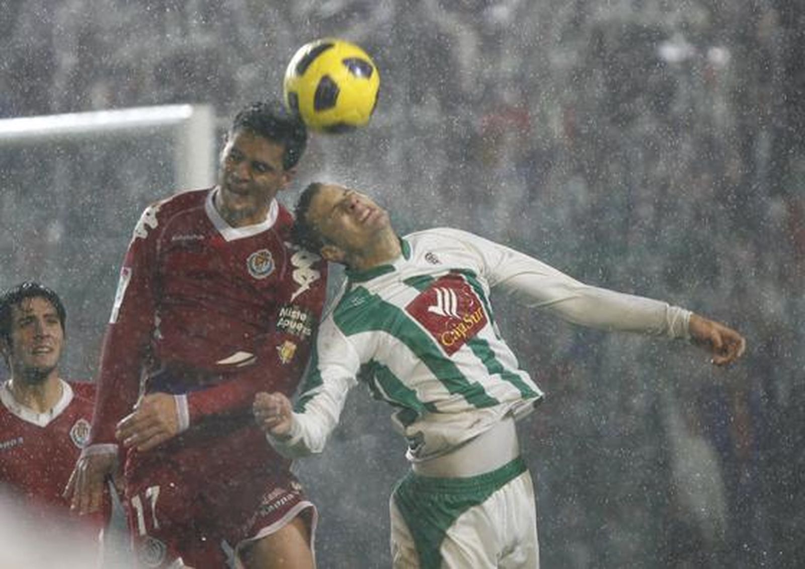 El Córdoba vence al Valladolid 1-0 bajo un diluvio en el Arcángel. / José Martínez
