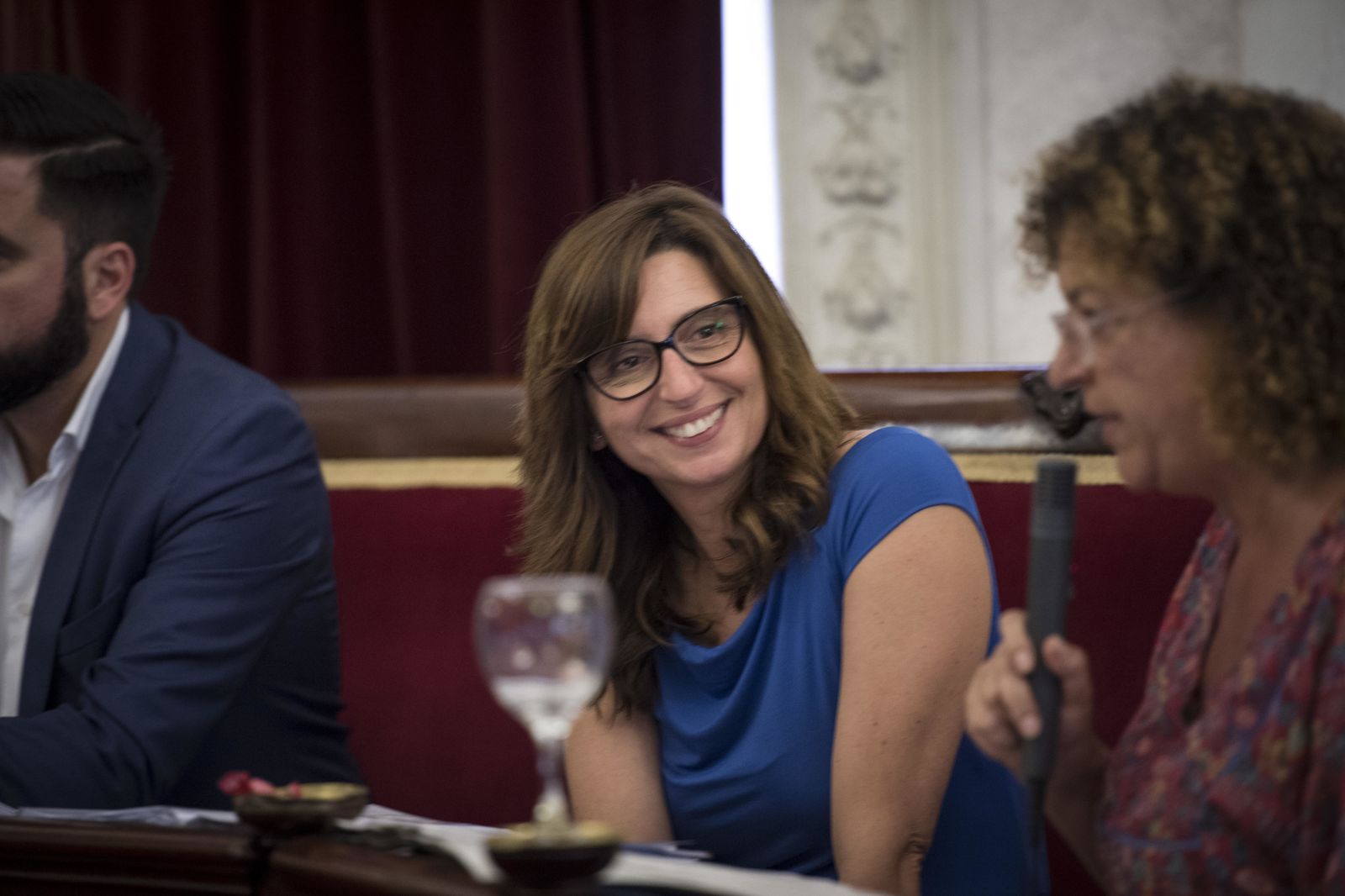 Victoria Rodríguez sonríe en el transcurso del pleno celebrado ayer en el Ayuntamiento de Cádiz.